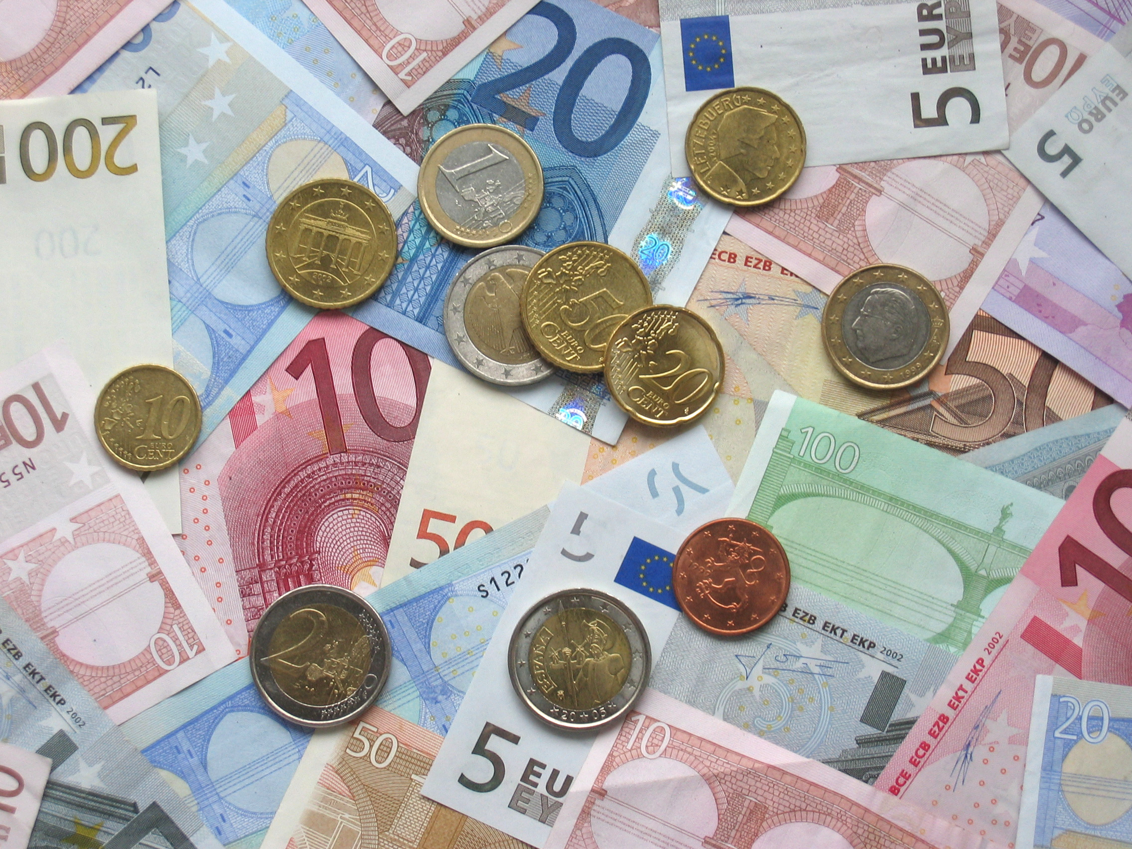 wasted-Euro_coins_and_banknotes